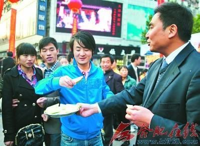 安徽界首副市长因担心萝卜滞销合肥街头叫卖(图)