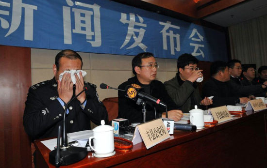 江苏丰县公安局副局长在校车事故发布上落泪(