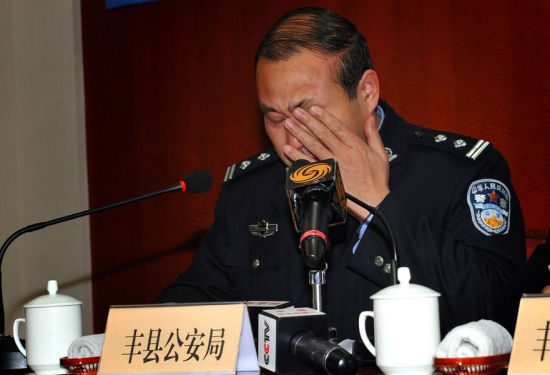 江苏丰县公安局副局长在校车事故发布上落泪(