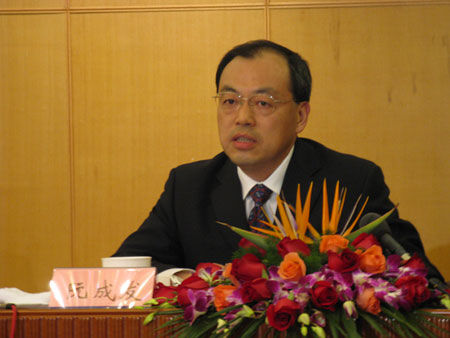武汉书记阮成发选择“挖”作为武汉年度汉字