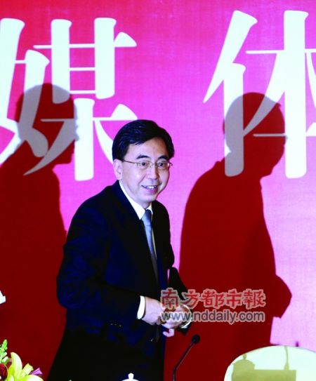 媒体见面会后,新任省长朱小丹向台下致意。南都记者冯宙锋摄 广东省省长朱小丹:有决心突破既得利益格局