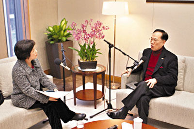 香港特区行政长官曾荫权接受香港电台专访。图片来源:香港文汇报 曾荫权首谈香港内地“骂战” 呼吁港人包容(图)
