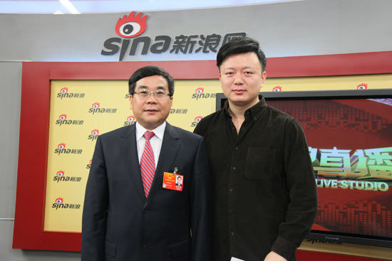 商洛市市长杨冠军杨市长与主持人尹俊 陕西商洛市长杨冠军:乡村游是旅游业发展重点