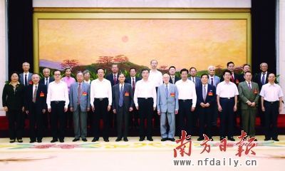 汪洋等与广东省首届新闻终身荣誉奖获得者合影。曾强 肖雄 摄 汪洋:新闻工作要为人民群众发声