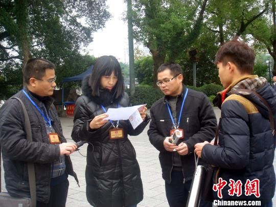 12月10日,桂林市旅游执法支队检验当地导游员证件证以及行程安排。 桂林在全国率先实现旅游“可视执法”