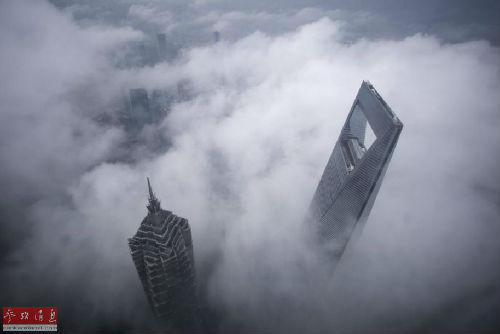 2015年5月15日,暴雨中的上海环球金融中心(右)和金茂大厦。 港媒:上海成为亚洲奢华生活最昂贵的城市