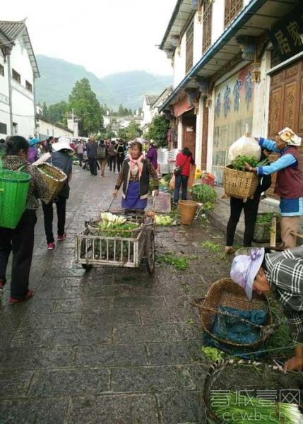 古城地摊泛滥 大理古城地摊泛滥 1公里路段摊位超1000个