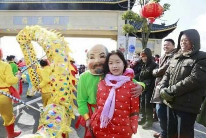 春节期间异彩纷呈的民俗文化引来无数游客 大丰旅游局供图 全域旅游看江苏盐城大丰 旅游市场红红火火