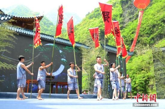 资料图:4月18日,第五届长江三峡(巴东)纤夫文化旅游节在湖北巴东开幕。 国家旅游局5月起专项整治旅游安全 遏制重特大突发事件