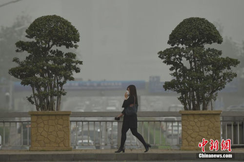 2017年5月4日,北京出现沙尘天气,能见度明显下降。 北京遭沙尘过境:局部PM10浓度破2千