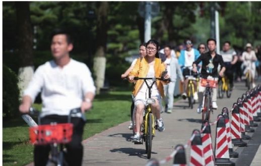 市民骑共享单车。 骑行大数据:长沙是典型的“不夜城”