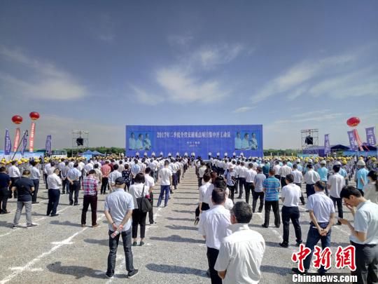 四川省2017年第二季度交通重点项目开工仪式16日在德阳市举行。 四川集中开工17个交通重点项目 总投资760亿元