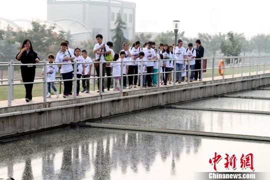 资料图:民众参观污水处理厂。 两部门:推进环境监测 垃圾处理等设施向公众开放