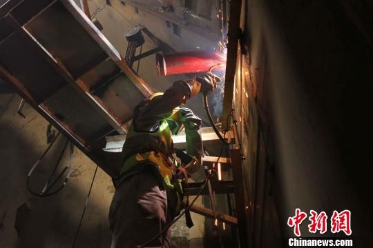图为港珠澳大桥沉管隧道最终接头进行合龙焊接的施工现场 港珠澳大桥海底隧道完成焊接合龙
