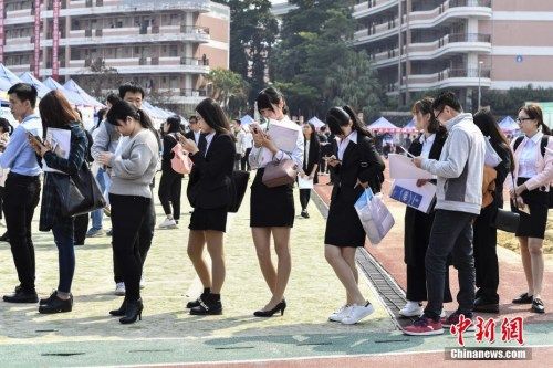 资料图:排队等待面试的求职者。 7省市提高2017年最低工资标准