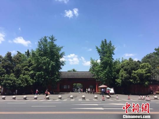 成都南郊公园一景。 成都推“治霾十条” 力争2017年实现230个优良天