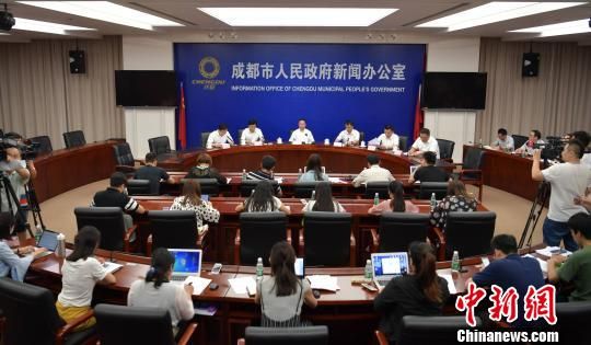 成都市政府新闻办公室举行新闻发布会。 成都推“治霾十条” 力争2017年实现230个优良天