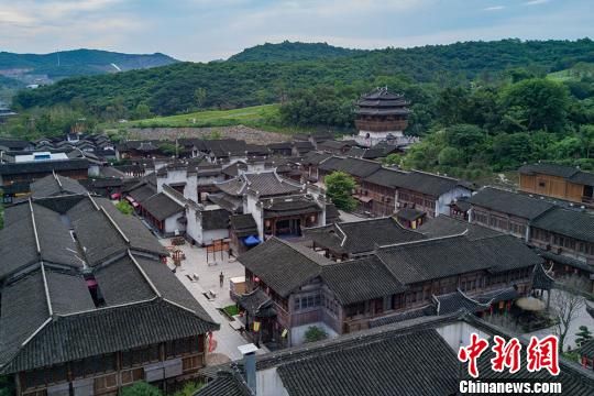 千华古村是展示中国清朝时期民俗文化和古代市井生活的仿明清古镇街区 “全景看江苏”走进句容 发现城边上的旖旎风光