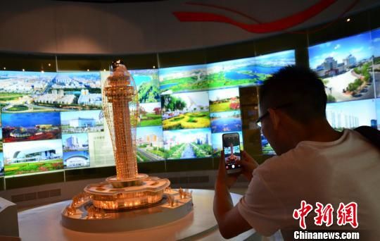 图为嘉峪关西部明珠气象塔内城市建设的足迹图 甘肃“戈壁钢城”内外兼修促文明之花遍地盛开