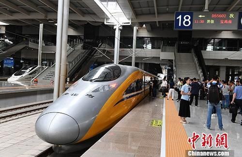 车从宝鸡南站驶出 宝兰高铁通车运营 中国高铁实现“横贯东西”