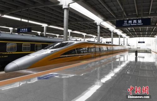 一列动车检测车从宝鸡南站驶出 宝兰高铁通车运营 中国高铁实现“横贯东西”