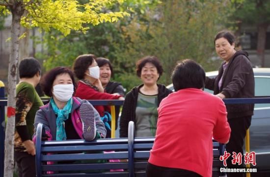 在河北安新县一广场晨练的人们 雄安新区100天:有条不紊 稳步推进