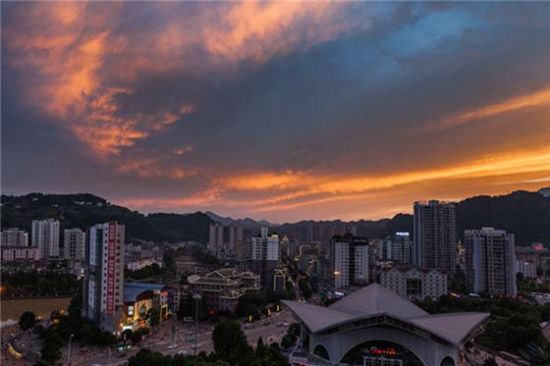 城区晚霞 黔江:生态城区 晚霞如画