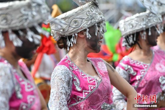 黑脸白齿,笑容明媚 云南丘北举办“花脸节” 千人相互抹脸送祝福