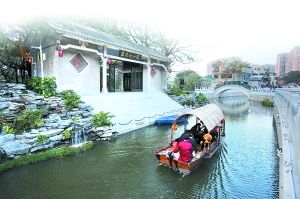 游客乘小艇游览风景优美的荔枝湾涌。广报记者莫伟浓摄 广州将于年底前推出城市旅游卡