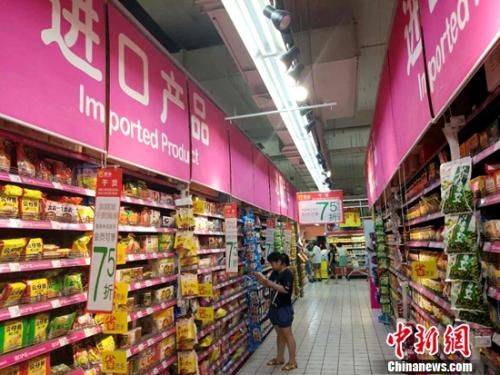 居民在超市购物。(资料图)中新网记者 李金磊 摄 上半年谁挣钱最多?3省市人均可支配收入超2万元