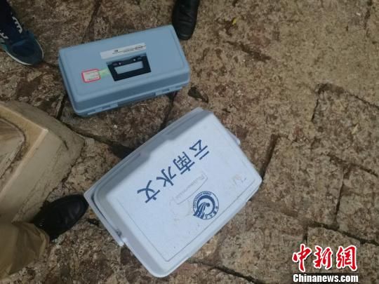 图为相关工作人员取水样进行检测 丽江市委宣传部供图 摄 丽江古城水源变“牛奶池” 官方:多次水色突变