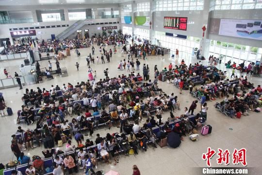 图为云南迎暑期旅游高峰 万乘里 摄 云南暑期迎旅游高峰 多项铁路运输数据创新高