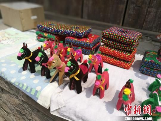 山西吕梁修建320公里沿黄扶贫公路,修好后,游客可畅游黄河美景。图为碛口古镇路边的民俗产品小布驴。 李娜 摄 山西投50亿建吕梁旅游公路扶贫 320公里赏黄河美景