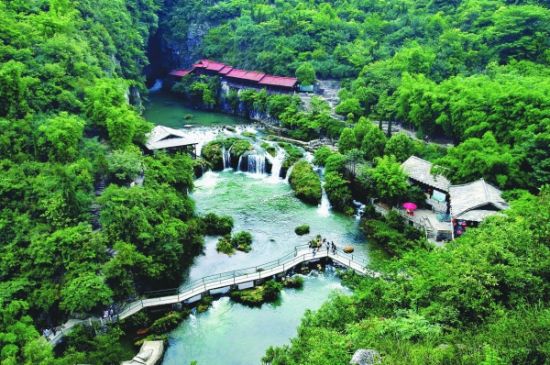 天河潭景区。 (资料图片) 贵阳避暑旅游 旅游接待人数井喷增长