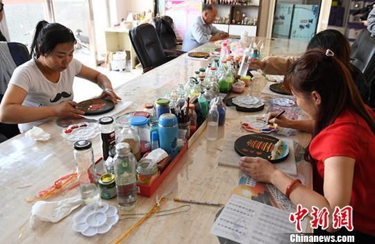 图为张掖市高台县九发妇女创业孵化实训基地为妇女创业搭建平台,帮助妇女创业。 杨艳敏 摄 张掖致力“双创”生态建设 市长称政策是软环境核心