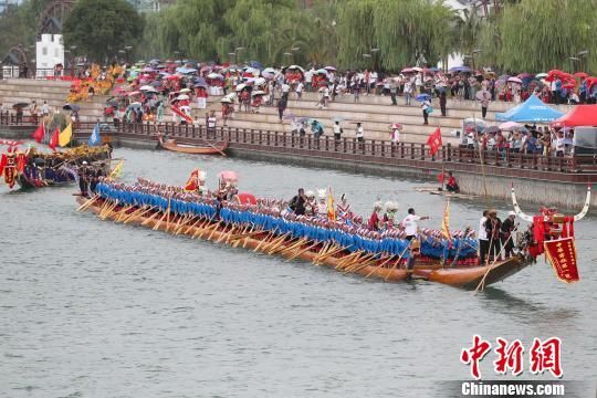 世界最长木龙舟展演暨百船游江现场 贺俊怡 摄 世界最长苗族木龙舟贵州施秉游江展演