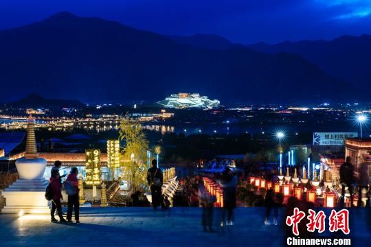 从拉萨《文成公主》剧场文旅商业街区遥望布达拉宫夜景。 《文成公主》剧院 供图 西藏文化旅游产业带动西藏百姓就地脱贫