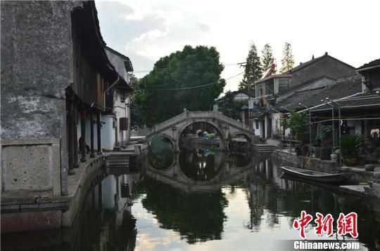 古镇中的一座古桥 吴平 摄 彰显特色小镇力量 浙江越城呈现文化旅游双腾飞
