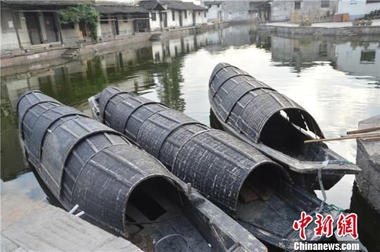靠岸的乌篷船 吴平 摄 彰显特色小镇力量 浙江越城呈现文化旅游双腾飞