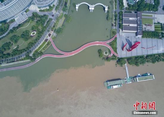 资料图:航拍长江与南京秦淮河交汇处,江水与河水“泾渭分明”。中新社记者 泱波 摄 江苏省河长制入法 已落实河长6万余名