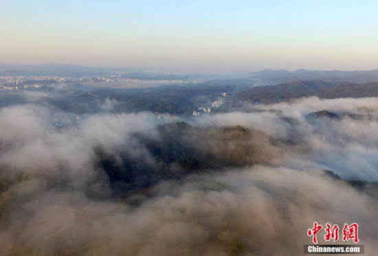 秋天是婺源一年中最浪漫的季节。文/王剑 图/程新德 航拍“最美乡村”江西婺源 深秋流雾美如画境