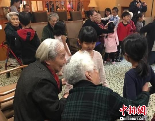 资料图:北京一家养老机构内,老人们与幼儿园小朋友一起做游戏。 杜燕 摄 北京打造养老服务联合体 满足居家养老各类需求