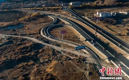 图为拉萨至贡嘎机场高速。(资料图片)中新社记者 何蓬磊 摄 西藏公路多领域再延伸 打通雪域高原陆路交通网