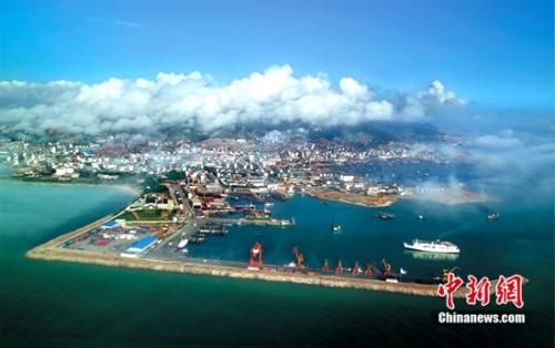 荣成新港航拍 山东荣成打造生态之城 走出“天鹅”特色旅游之路