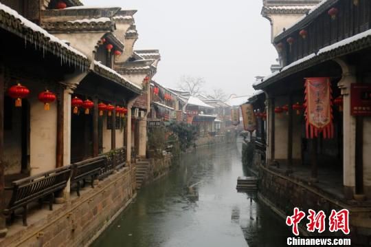 美丽的新市古镇 新市古镇官方供图 浙江古镇现冰雪奇观 冰封市河引人留念
