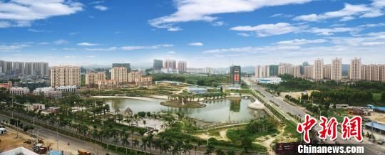 儋州加快构建海南西部中心城市,以持续增强对周边市县的辐射带动能力。图为儋州城区。 冼贺 摄 儋州提速建设海南西部中心城市