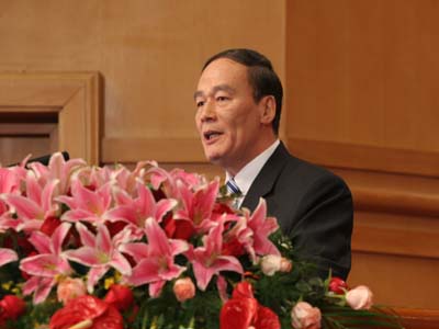 王岐山:全球经济未见底 形势依然严峻_宏观经济