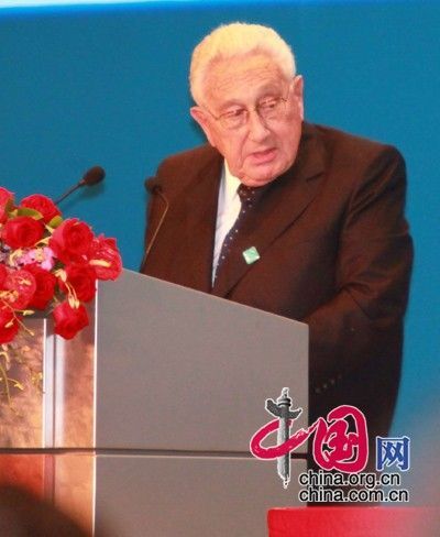 由中国国际经济交流中心主办的“第二届全球智库峰会”于2011年6月25-26日在北京召开，主题为“全球经济治理：共同责任”。图为美国前国务卿亨利-基辛格博士讲话。 图片来源：中国网