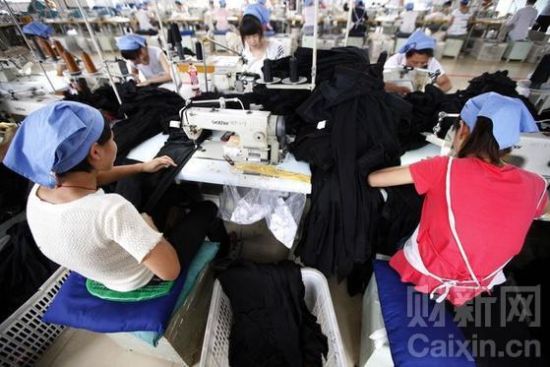 2011年07月11日，安徽淮北市，某服装生产企业的女职工正在加工出口到欧美地区的服装产品。 五河/东方IC