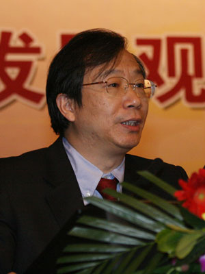 图文:中国人民银行行长助理易纲讲话_会议讲座